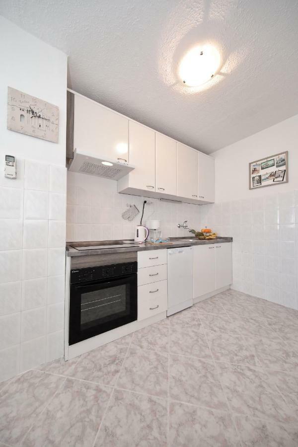 Apartment Lana In Centre With Garage Zadar